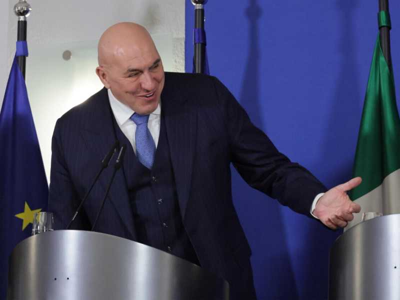Crosetto: "Servono 4,4 miliardi per il 'dome' italiano. E più fondi per spazio e cybersicurezza"