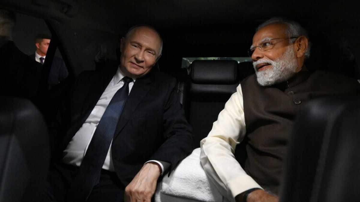 Immagine di Putin arriva in India con ministri e uomini d’affari. L'abbraccio di Modi