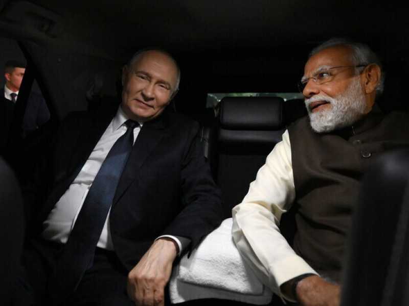 Putin arriva in India con ministri e uomini d’affari. L'abbraccio di Modi