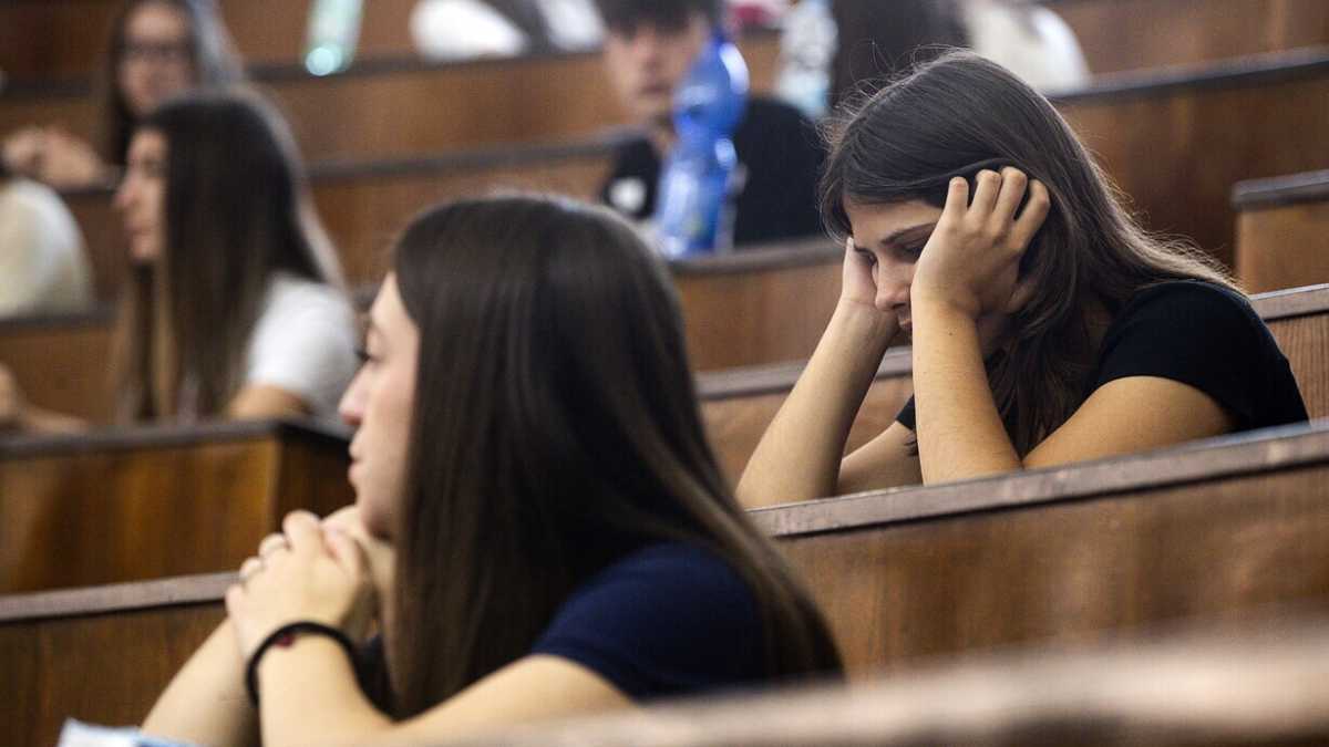 Immagine di Oggi il secondo appello per accedere a Medicina. Ma perché non copiare in tutto Parigi?