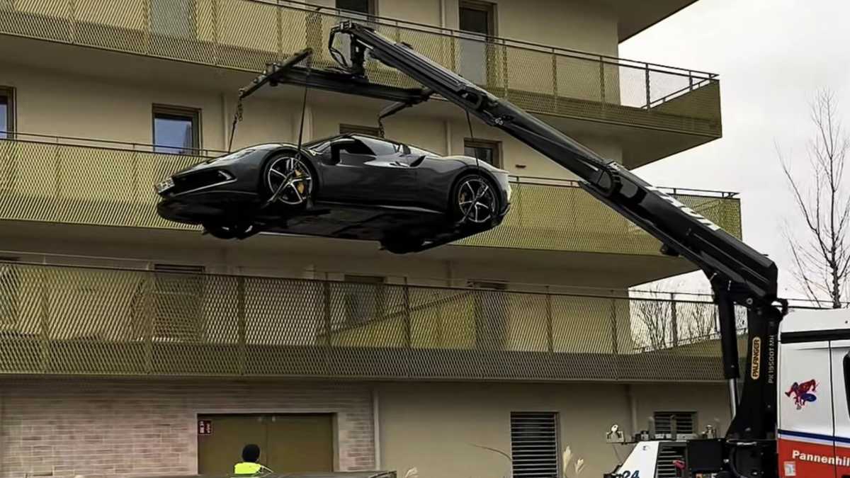 Immagine di Toccare il cielo con una Ferrari: il sogno italiano sull’attico viennese