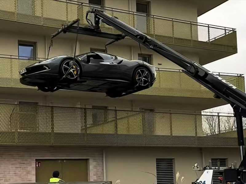 Toccare il cielo con una Ferrari: il sogno italiano sull’attico viennese