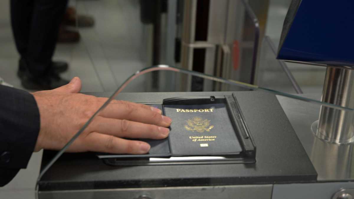 Immagine di Per entrare in America serve fornire l'accesso ai social? Non ancora, ma c'è già chi cancella i viaggi