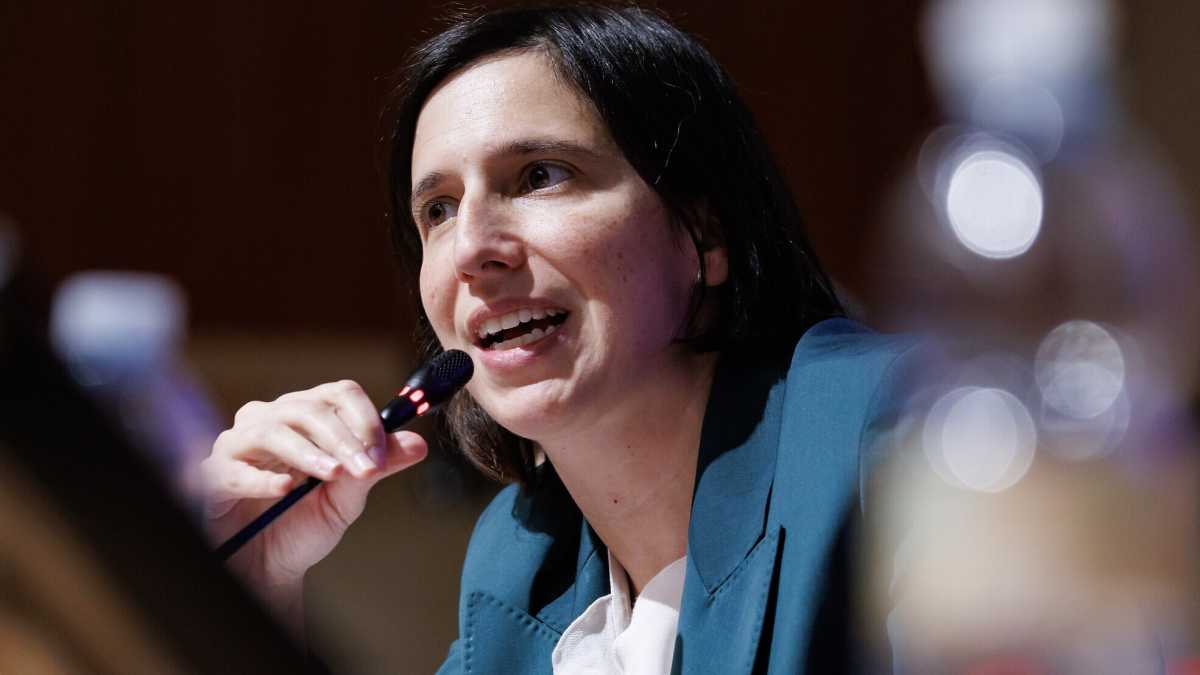 Immagine di Schlein d'Atreju. Per un sondaggio Youtrend avrebbe perso il duello con Meloni (e anche con Conte). La segreteria Pd fantasma