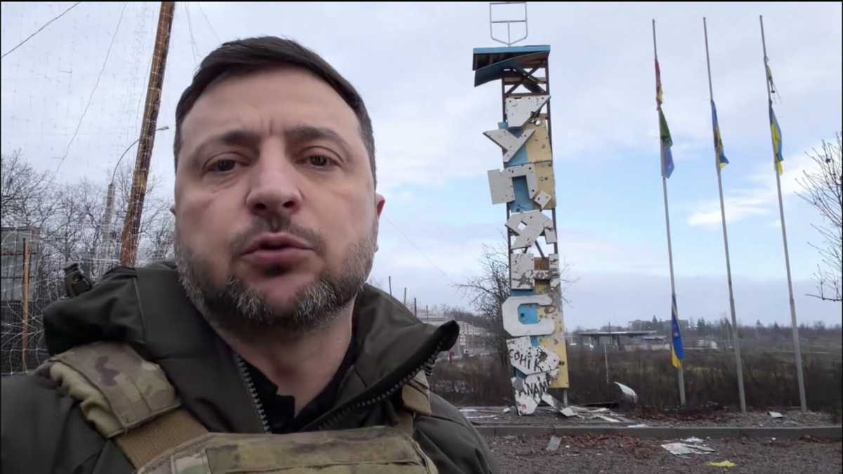 Immagine di Zelensky va a Kupiansk (Mosca dice di averla conquistata), mentre Putin si gode i negoziati di Trump