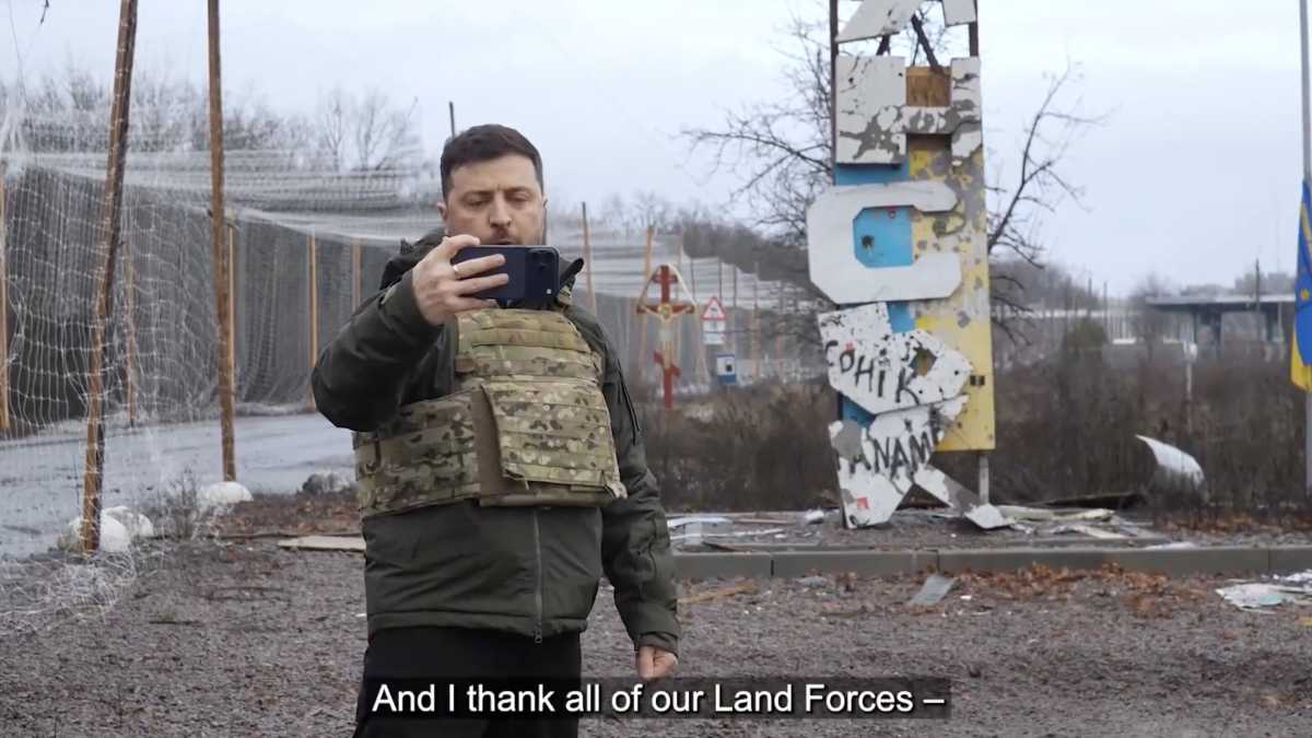 Immagine di Zelensky ci mette la faccia per smontare la propaganda russa sul campo