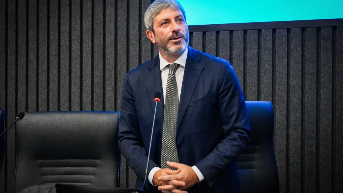 Immagine di Roberto Fico, applaudito ad Atreju, dribbla sul campo largo pericolante