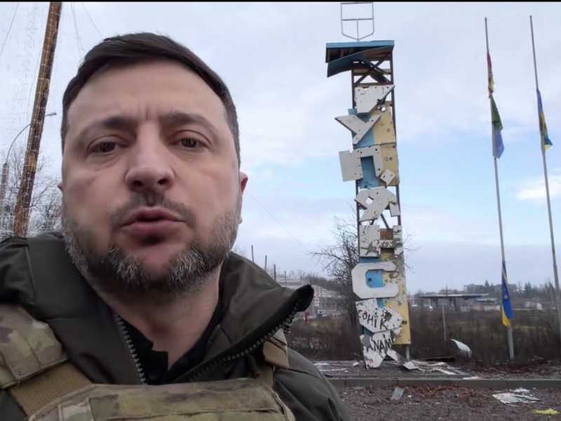 Zelensky va a Kupiansk (Mosca dice di averla conquistata), mentre Putin si gode i negoziati di Trump