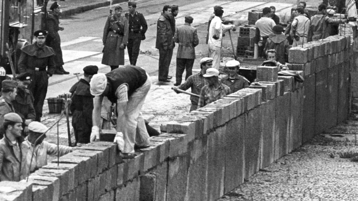 Immagine di Anche la tragedia della Berlino divisa dal Muro ha il suo lato comico