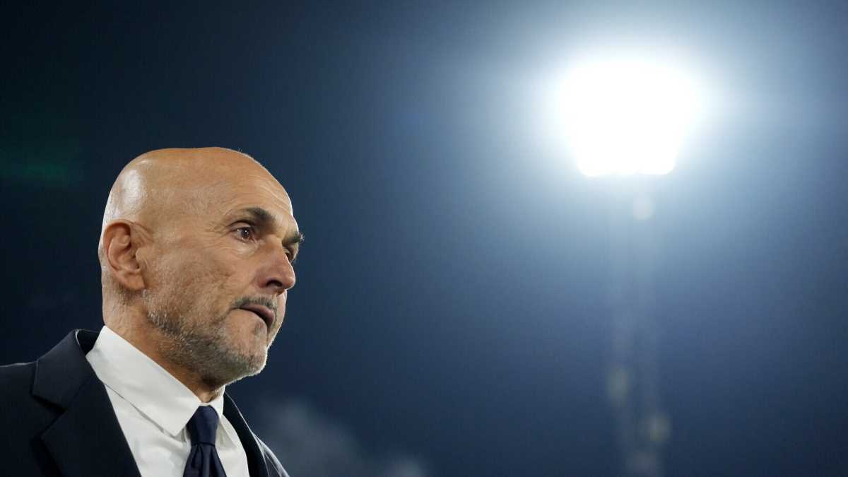 Immagine di Spalletti sospeso fra le pagine chiare e le pagine scure della Juventus