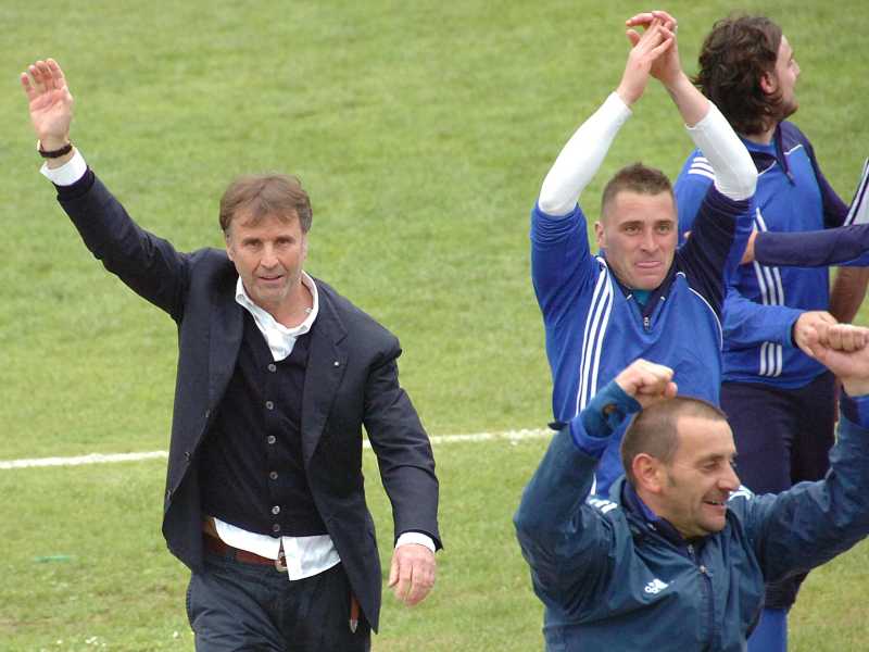 Il presidente del Castel Rigone, Brunello Cucinelli, festeggia con la squadra la promozione in Serie C2, 05 maggio 2013. ANSA/PIETRO CROCCHIONI&nbsp;<br />