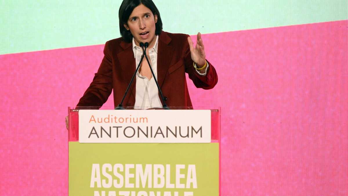 Immagine di Schlein e l'abaco: Assemblea Pd senza numero legale, fronda contro Boccia. Su Kyiv risoluzione separata da Conte