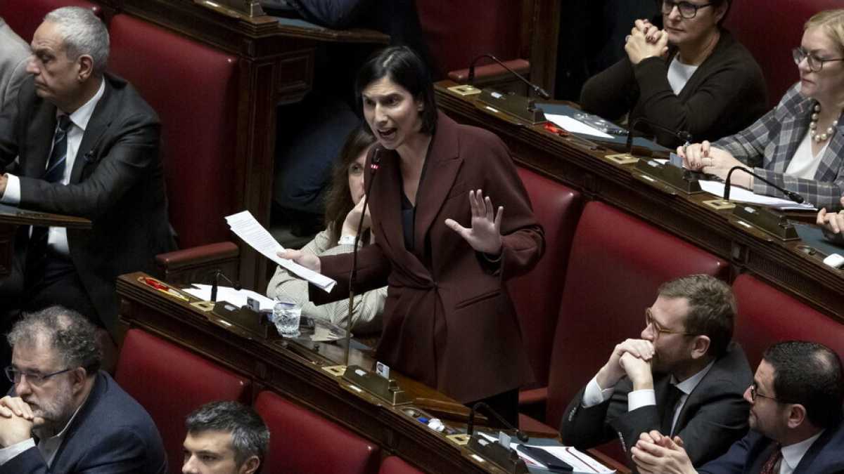 Immagine di "Siete degli ipocriti". "Salvini è diventato il portavoce di Mosca?". Conte e Schlein in aula contro Meloni