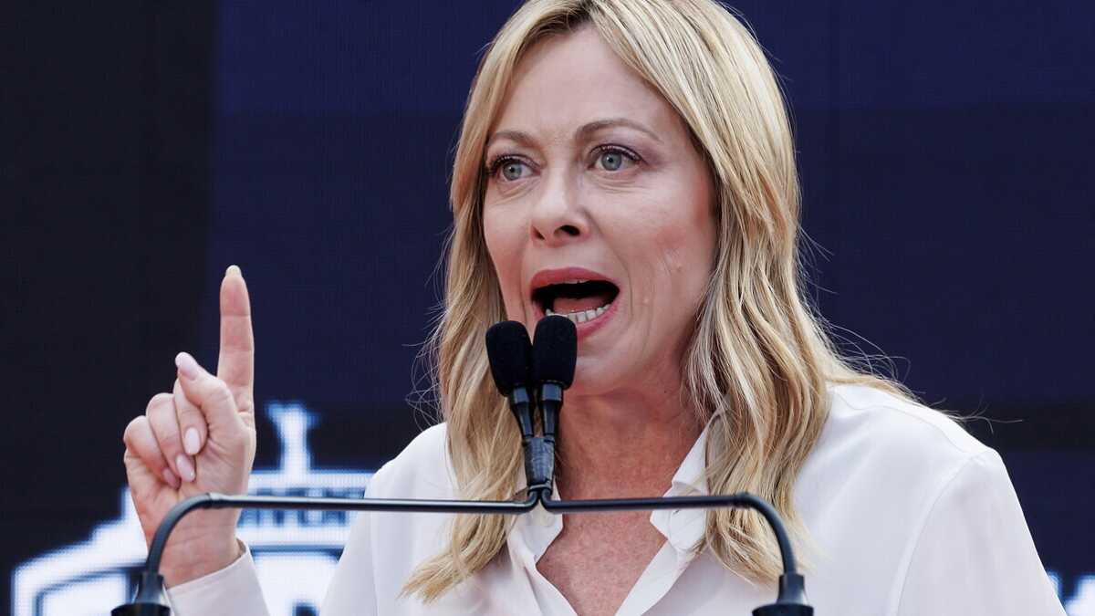 Immagine di Meloni e il green deal: un "economicidio" pompato dai giornali di Elkann. La Ue rivede lo stop al diesel
