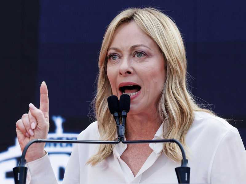 Meloni e il green deal: un "economicidio" pompato dai giornali di Elkann. La Ue rivede lo stop al diesel
