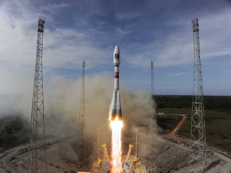 Un razzo Soyuz decolla dallo spazioporto europeo nella Guyana francese per la messa in orbita di satelliti Galileo (S. Corvaja / ESA via Getty Images) <br />
