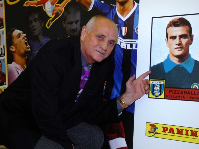 Pierluigi Pizzaballa, 86 anni da Bergamo, in uno scatto di qualche anno fa con la riproduzione della sua rarissima fotografia Panini (foto Ansa)