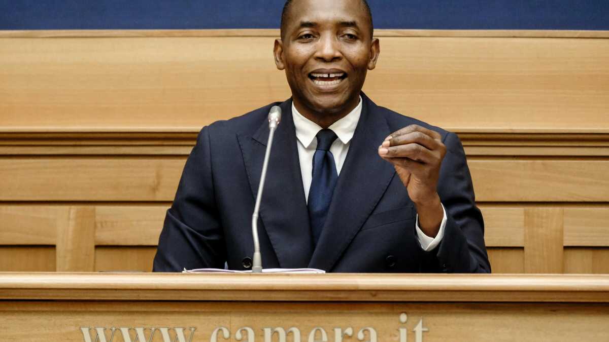 Immagine di Soumahoro verso destra: "Sono pronto a candidarmi con le forze del tricolore. Adesso sono in partenza per l'Africa occidentale"
