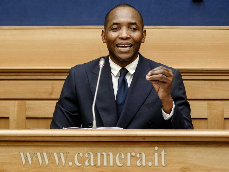 Soumahoro verso destra: "Sono pronto a candidarmi con le forze del tricolore. Adesso sono in partenza per l'Africa occidentale"