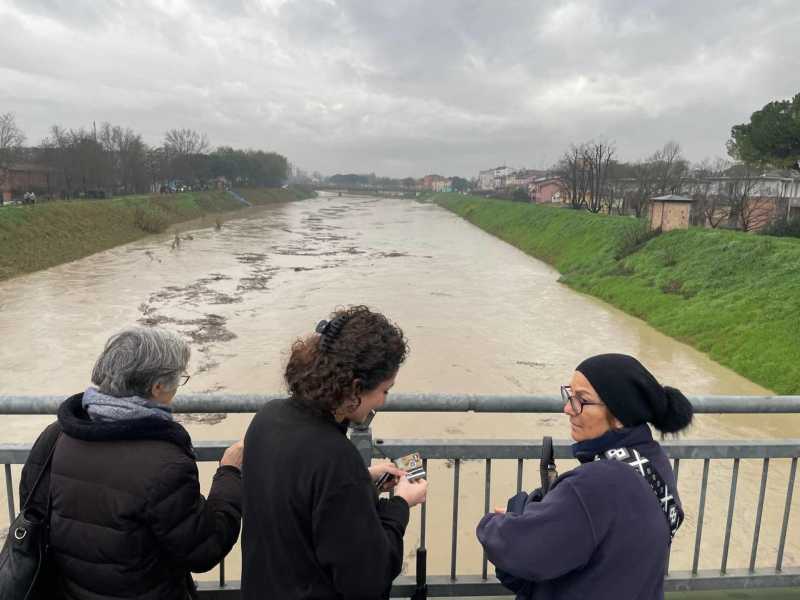 Maltempo in Emilia-Romagna: evacuazioni per fiumi in piena nel Ravennate, ma l'allerta scende