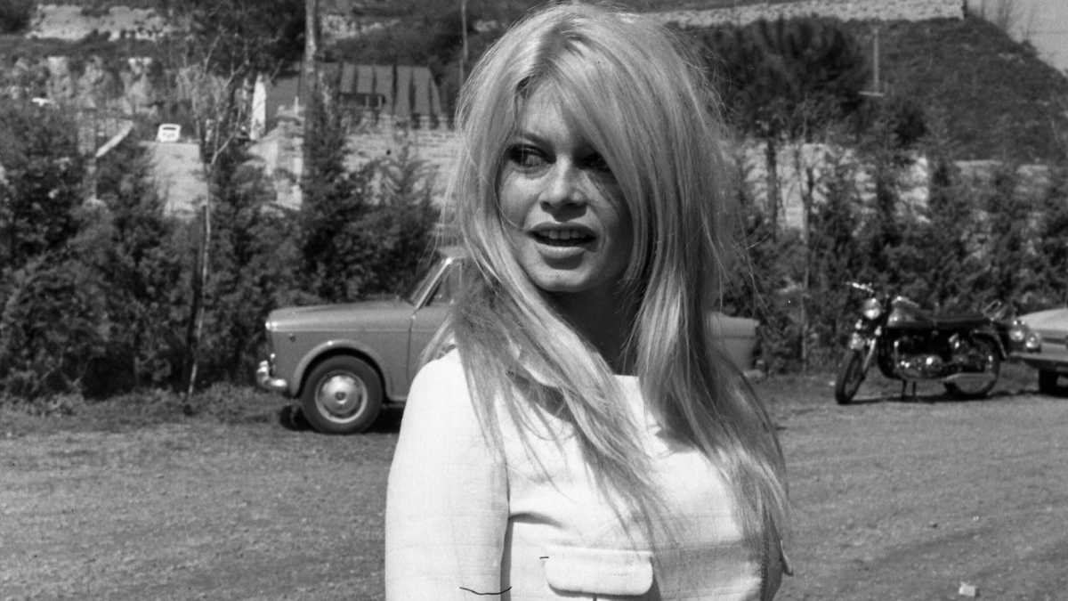 Immagine di Broncio eterno, capelli spettinati, camicie annodate sotto il seno. E il cinema creò Brigitte Bardot