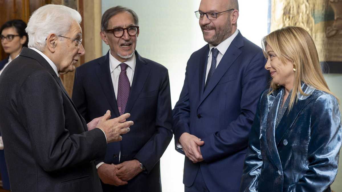 Immagine di Meloni ascolta Mattarella e frena sulla data del referendum. I contatti Mantovano-Conte-Schlein. Decreto Kyiv approvato