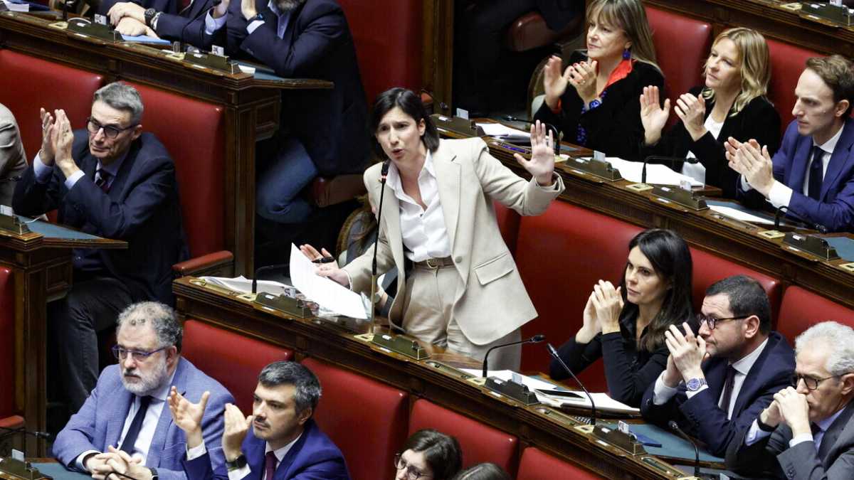 Immagine di Schlein alla Camera: "Manovra sbagliata e austera, non vi crede più nessuno"