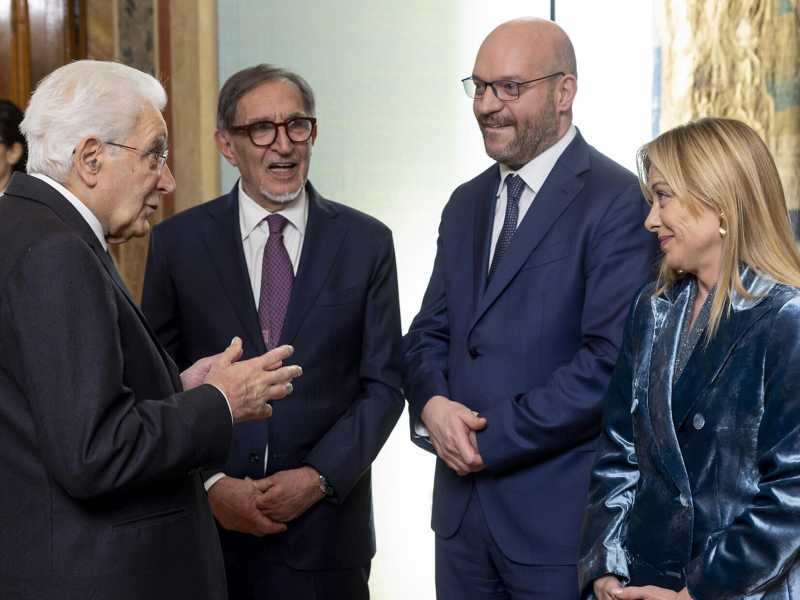 Meloni ascolta Mattarella e frena sulla data del referendum. I contatti Mantovano-Conte-Schlein. Decreto Kyiv approvato