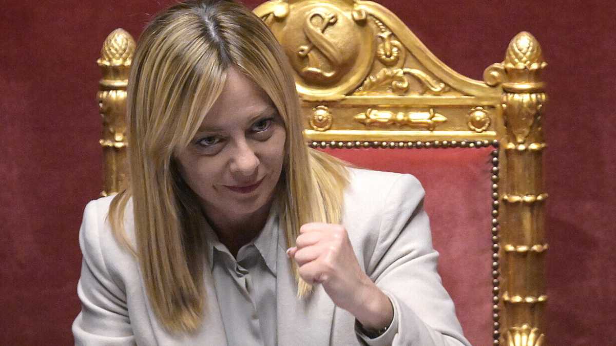 Immagine di Meloni sprint dopo manovra. Legge elettorale subito. La "pace" di Mattarella e le armi (a marzo) di Salvini