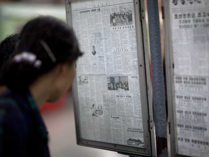 Il giornale ufficiale di stato affisso in una stazione della metropolitana di Pyongyang (Foto di Eric Lafforgue via Getty Images)&nbsp;<br />