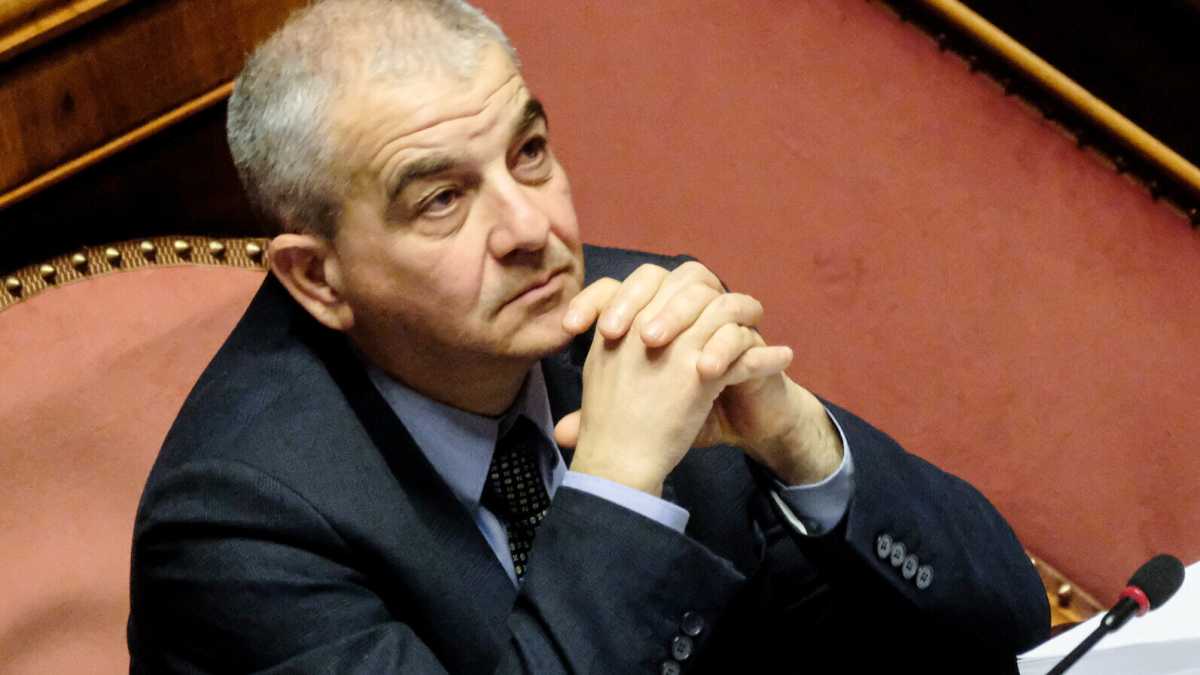 Immagine di Fazzolari: "Un grande Mattarella, ci unifica. Insieme a lui per Kyiv". Tajani vola a Crans-Montana