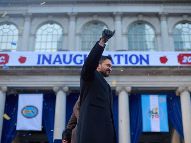 A New York è ufficialmente iniziata l’era Mamdani
