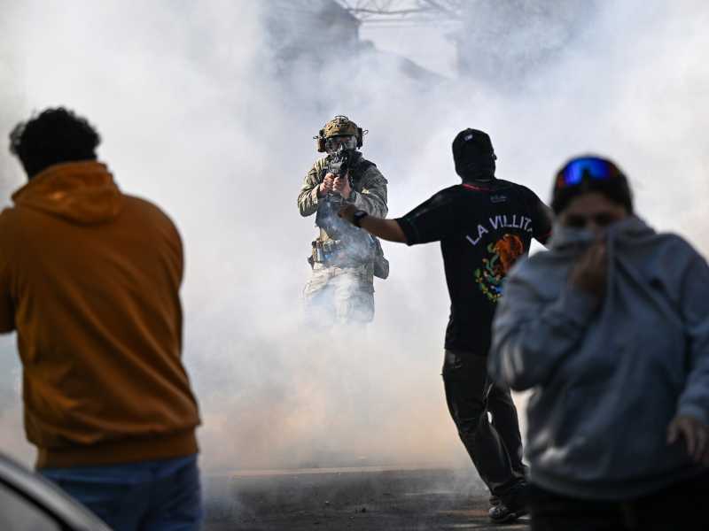 Manifestanti si scontrano con gli agenti federali a Chicago, Illinois (GettyImages) <br />