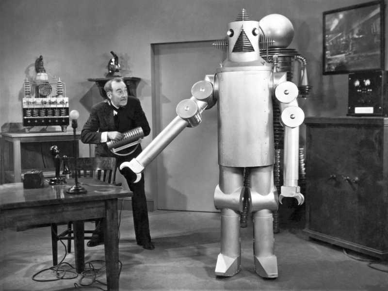 Un robot e il suo inventore nel film della Universal "The Vanishing Shadow", 1934. (Foto di Underwood Archives/Getty Images)&nbsp;<br />