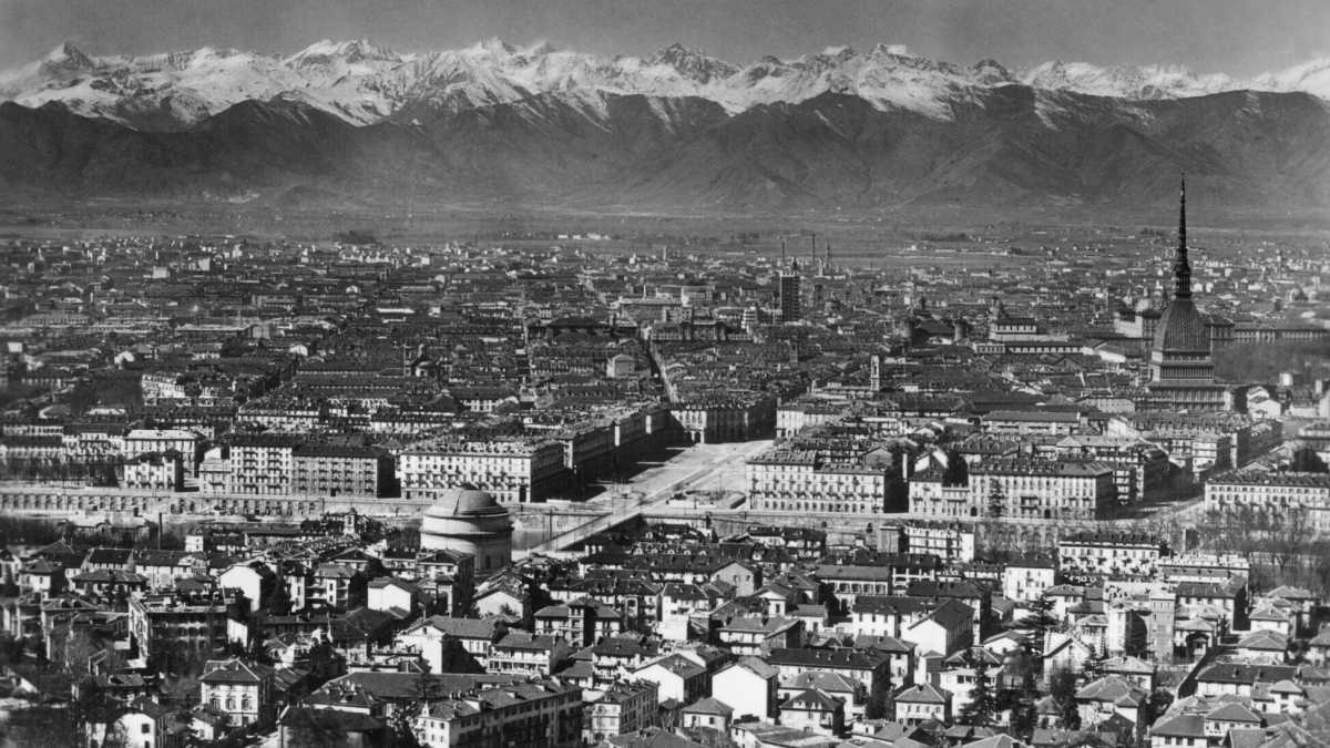 Immagine di "La donna della domenica" e il ritratto di Torino in un interno