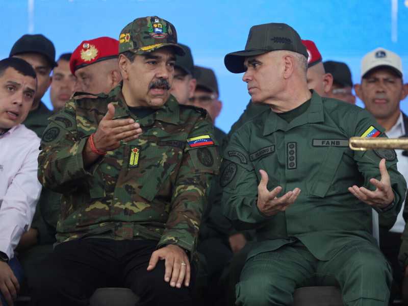 Nicolas Maduro e&nbsp;il ministro della Difesa Vladimir Padrino L&oacute;pez (foto Ansa)