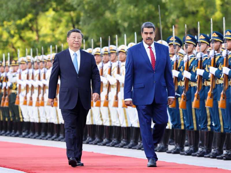 Xi e Maduro nel 2023 (foto Epa, via Ansa)