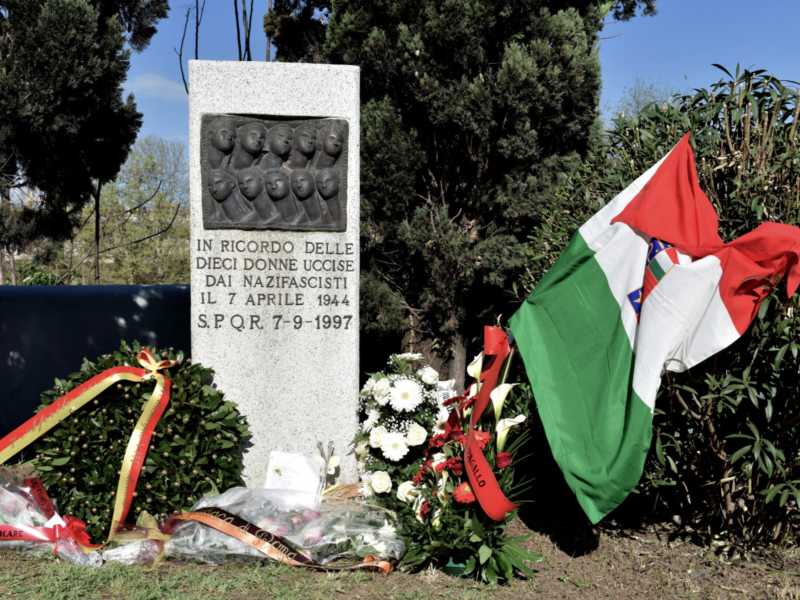 Il 12 dicembre, con la riapertura del Ponte e la sua intitolazione a san Francesco, la stele dedicata alle vittime del falso eccidio è scomparsa (foto Getty)