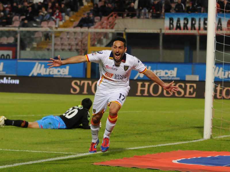 David Di Michele esulta dopo aver segnato al Catania con la maglia del Lecce. Era il 2012 (foto Ansa)
