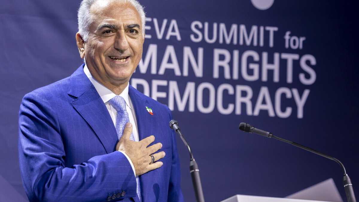 Immagine di Nelle strade dell'Iran si (ri)fa il nome di Reza Pahlavi. Il piano e le ombre