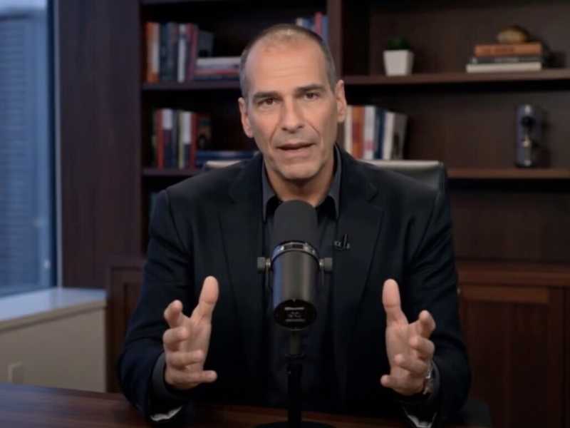Screenshot del video deepfake pubblicato su YouTube con Yanis Varoufakis creato dall'AI&nbsp;<br />