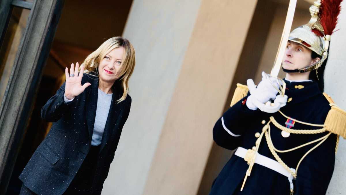 Immagine di Meloni e il caos: i dubbi sull'ingresso dell'Ucraina nella Ue. Il pericolo infiltrazioni filorusse. Tajani in Groenlandia