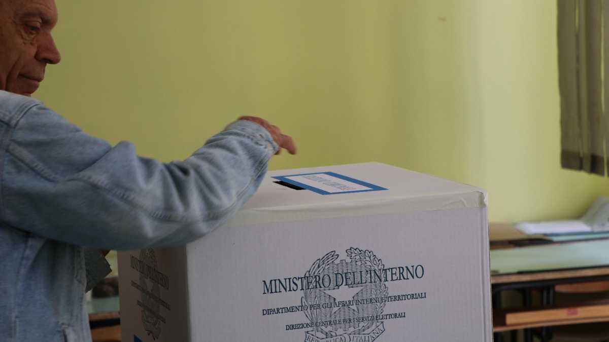 Immagine di Il centrodestra vuole impedire brogli dall’estero al referendum. Tensioni con la Farnesina