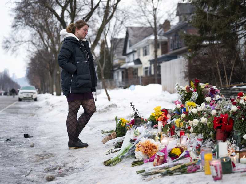 I fiori sul luogo dell'omicidio di Renee Nicole Good a Minneapolis (Foto di Stephen Maturen/Getty Images)&nbsp;<br />