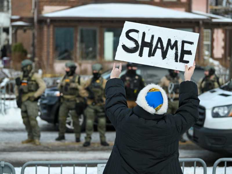 Donna uccisa da un agente dell'Ice a Minneapolis: negli Usa esplodono le proteste