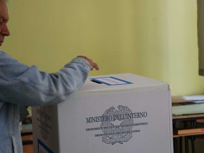 Il centrodestra vuole impedire brogli dall’estero al referendum. Tensioni con la Farnesina