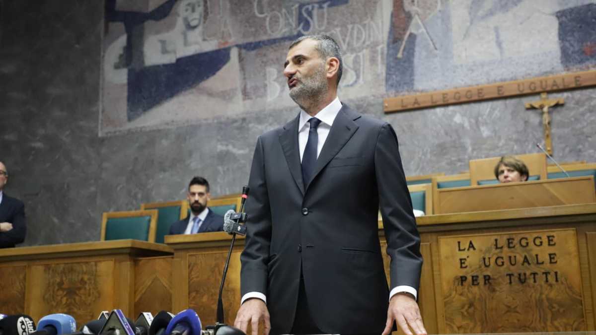 Immagine di Decaro (cintura nera di Tetris) fa la sua giunta (con dentro il predecessore Emiliano)