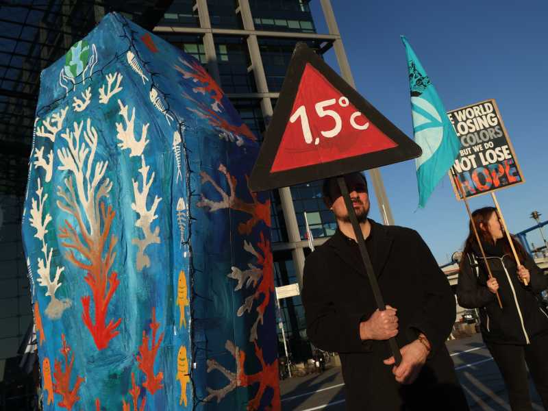 Berlino, attivisti chiedono politiche climatiche a 10 anni dall'accordo di Parigi (Foto di Sean Gallup/Getty Images) <br />