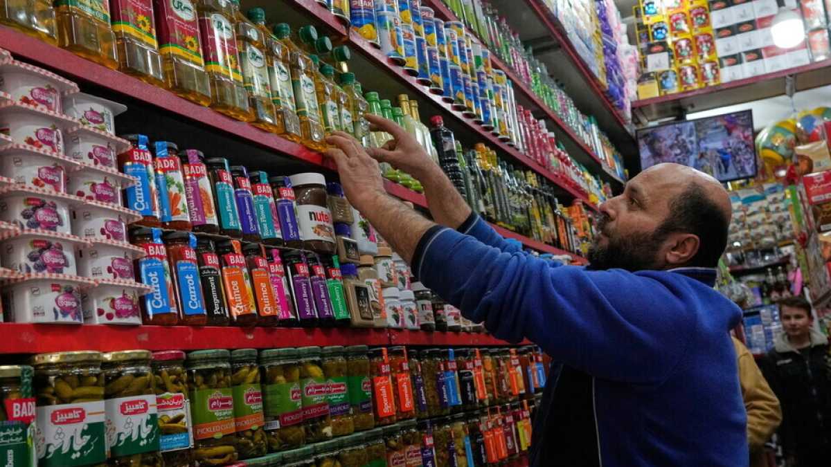 Immagine di Khamenei, Trump, Pahlavi e chi pensa a finanziare il post regime iraniano