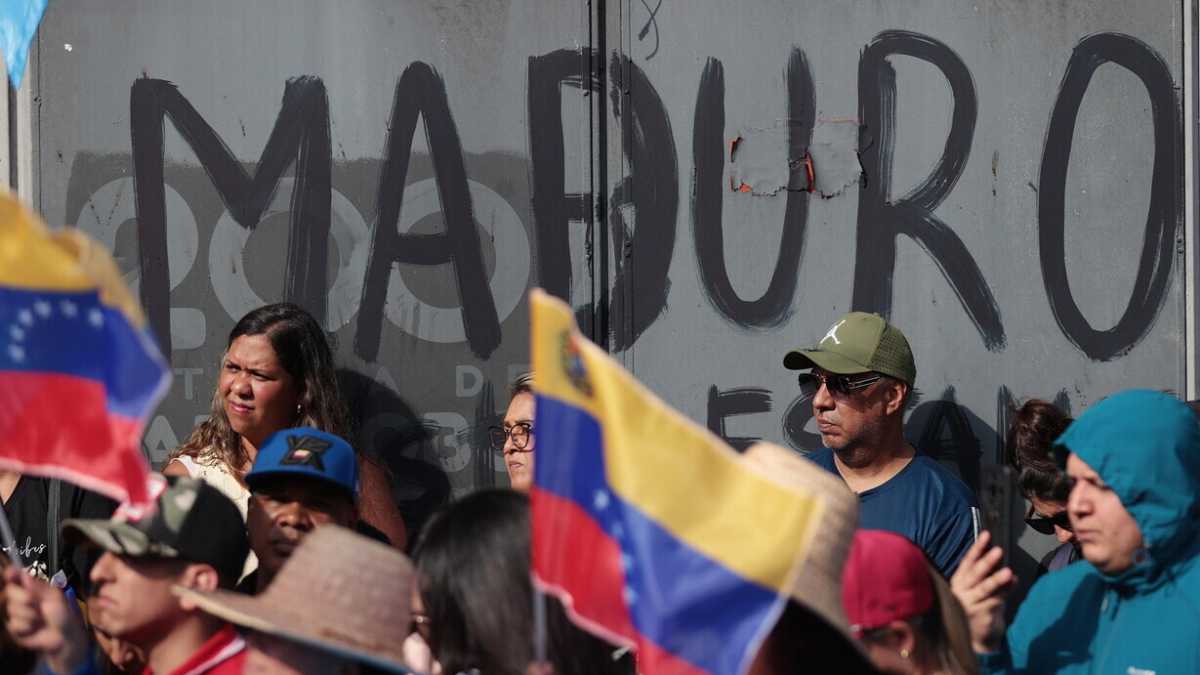 Immagine di Chi sono i creduloni occidentali diventati le groupie dei regimi